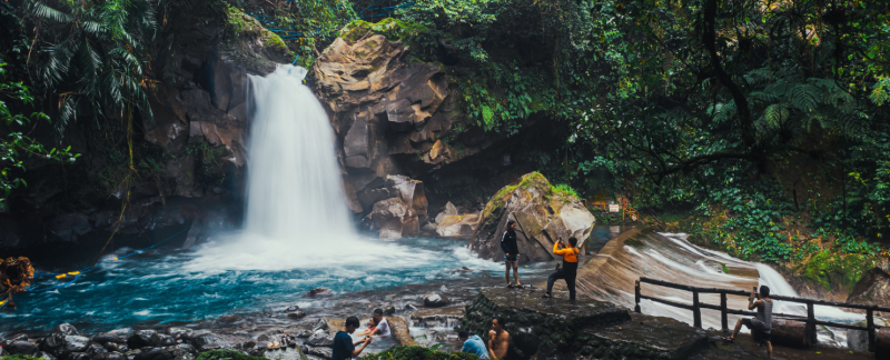cascade en forêt au Costa Rica